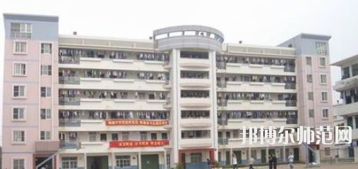 南寧2020年中專幼師學(xué)?？梢钥即髮? width=