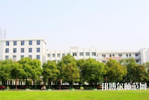 對于幼師學校的選擇，男生和女生是一樣的?，F(xiàn)在大部分學校的幼師專業(yè)在進行招生的時候，其實男生和女生的招生計劃是統(tǒng)一的，學校對學生的性別并沒有要求。所以，小伙伴們選擇幼師學校的重點不應該是這所學校適合男生還是適合女生，而是這所學校本身的辦學條件好不好，以及學校的優(yōu)勢以及劣勢有哪些等等。接下來，對南昌理工職業(yè)中等專業(yè)學校感興趣的小伙伴們可以一起來看一看這所學校的具體情況。  南昌理工職業(yè)中等專業(yè)學校辦學理念 學校以“辦學校，不開學店，造福炎黃子孫!”為宗旨，遵循黨的教育方針，倡導“誠實、博愛、勤奮、自強”的校訓，按照“理論夠用，注重實踐”的原則，為社會經(jīng)濟建設培養(yǎng)“一專多能”的應用型人才。畢業(yè)生深受用人單位的歡迎。 例如推薦在“啟悅電子廠”工作的同學進廠第九天，就對8086高壓擊穿儀進行技術(shù)改造，降低了勞動強度，提高了生產(chǎn)效率。該廠董事長吳德和先生專程由臺北趕來我校考察，并當即簽定了廠校合作協(xié)議。  接著我校又與深圳新飛通、深圳捷迪訊、上海偉創(chuàng)力、上海先進半導體、上海華微、杭州矢崎、蘇州生益科技、上海攜程旅行網(wǎng)等20多家公司建立了合作伙伴關(guān)系?？梢哉f：“選擇理工，就業(yè)輕松!” 學校與南昌航空大學聯(lián)合辦學，是南昌航空大學繼續(xù)教育學院教學點，依托南昌航空大學的人才、圖書、先進的教學設施，資源共享。學校有一支政治素質(zhì)高、教學和管理經(jīng)驗豐富的專兼職師資隊伍，正副教授、高級教師近半，其中不少曾獲得“最佳授課教師”的稱號。  南昌理工職業(yè)中等專業(yè)學校教學設置 學校除精湛的理論教學外，還設有圖書閱覽室、計算機中心、語音室和電工、電子、機電、機械加工、數(shù)控、酒店管理等實驗室能安排學生進行多種實驗，“邊講邊練，講練結(jié)合”，確保學生動手能力的培養(yǎng)。 學校采取多層次、開放性辦學和封閉式管理。不僅注重教育質(zhì)量，更注重道德品質(zhì)和綜合素質(zhì)教育。教育管理嚴格，始終把學校的安全工作放在首位，在2005-2010職業(yè)高校年檢中，得到市教育局有關(guān)領導的表揚，連續(xù)被評為職業(yè)教育辦學先進單位。  南昌理工職業(yè)中等專業(yè)學校報名手續(xù) 即日起可到校招生辦或當?shù)匚倚Ｕ猩c報名，或來函來電報名、網(wǎng)上報名。  本地區(qū)的應屆初中畢業(yè)生可在就讀中學填中考志愿報名。  報到時帶好戶口本，五張一寸免冠照片和初高中畢業(yè)證書。  小編總結(jié) 南昌理工職業(yè)中等專業(yè)學校是一所按照“理論夠用，注重實踐”的原則，為社會經(jīng)濟建設培養(yǎng)“一專多能”的應用型人才的中專學校，學校開設有幼師類的專業(yè)，對幼師行業(yè)感興趣的初中畢業(yè)生可以多加關(guān)注這所學校。接下來小伙伴們可以去到學校官網(wǎng)對學校做進一步的了解。當然，在南昌還有開設有幼師類專業(yè)的其他學校，大家也可以看看其他的學校怎么樣，做一個比較，然后選擇出最適合自己的一所。