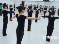 白銀2020年中專幼師學(xué)?？梢钥即髮? /><b>白銀2020年中專幼師學(xué)?？梢钥即髮?/b><span>2020-05-21 11:19</span><p>白銀中專幼師學(xué)?？梢钥即髮?同學(xué)能夠由繼續(xù)學(xué)習(xí)的想法，這一點(diǎn)是非常好的。而升學(xué)的方法有很多種，可以參加高職院校開設(shè)的單</p></a></li>
            <li><a href=